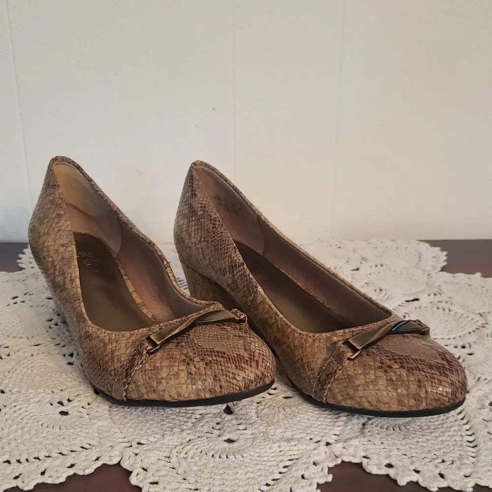 Life Stride Landeo Tan Brown Snakeskin Pattern Comfort Flex Wedges Sz 9.5